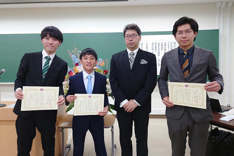 （左から， 小林泰輝さん，柳智也さん，有田智一学類長，米谷源太さん）