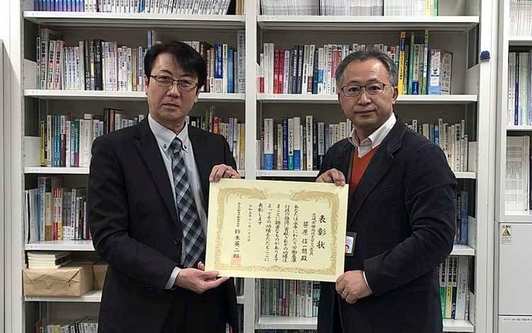 茨城労働局の荻野課長（左）と笹原准教授（右）