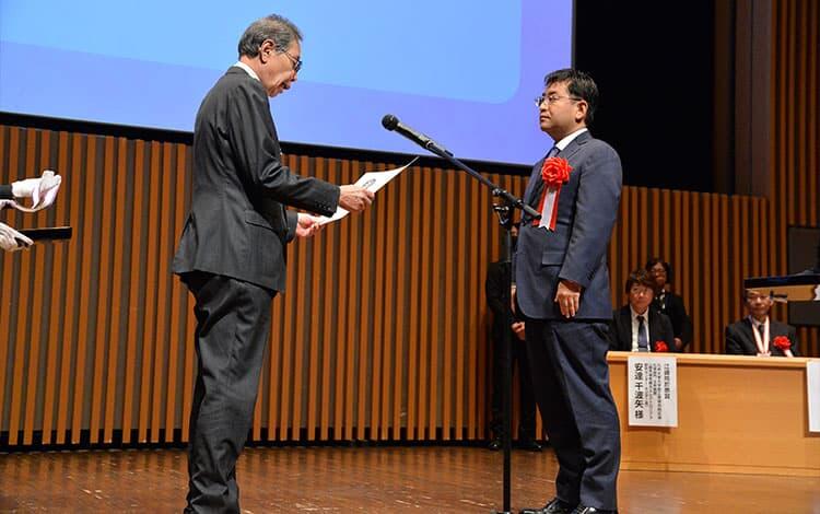 海老原格准教授受賞の写真