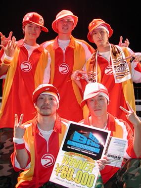 学生時代はストリートダンスサークル「Real Jam」に所属。 写真は学生のダンスコンテストBIG BANG!!TOKYO第1回大 会で優勝した時のもの