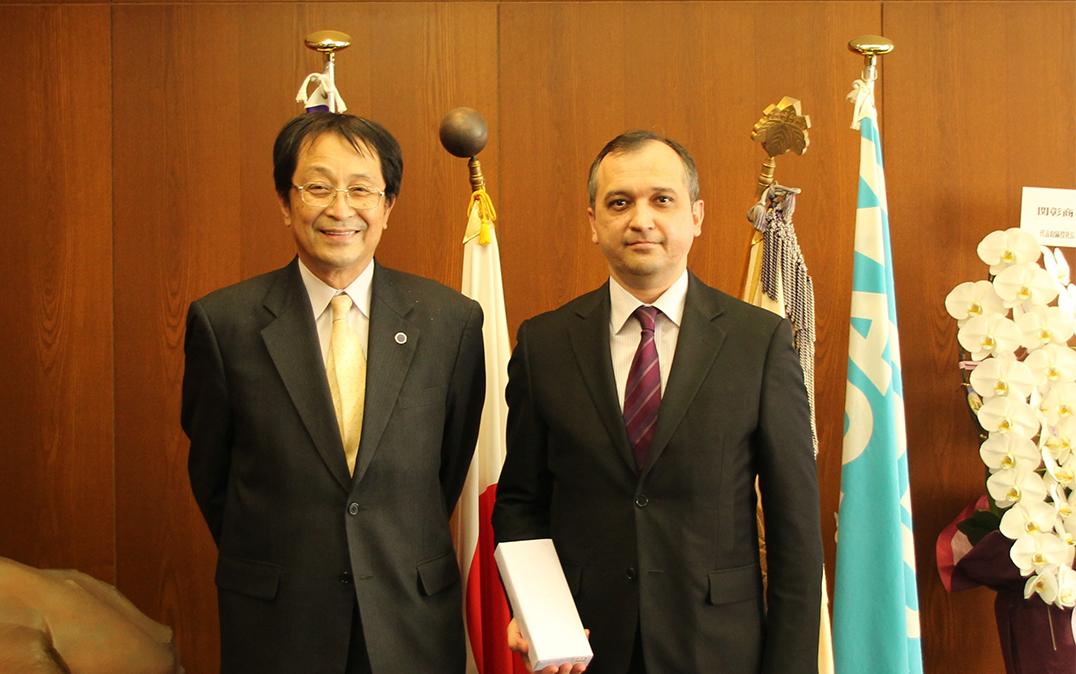 永田学長とFazilov駐日ウズベキスタン大使の写真