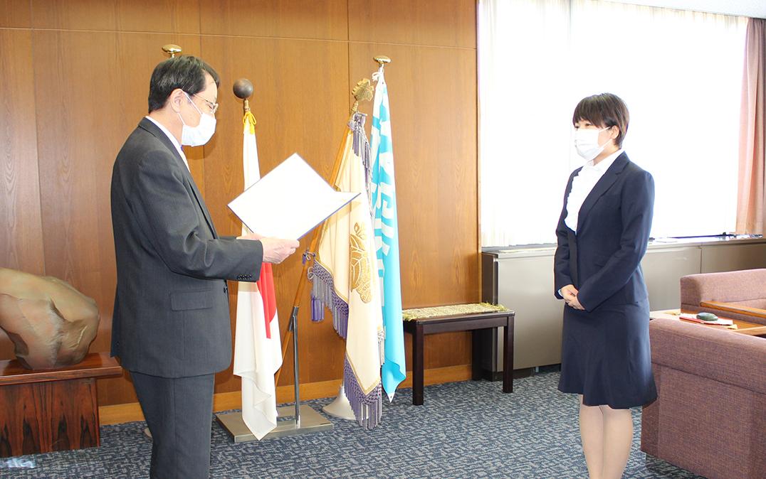 小木曽さんの学長表彰の様子