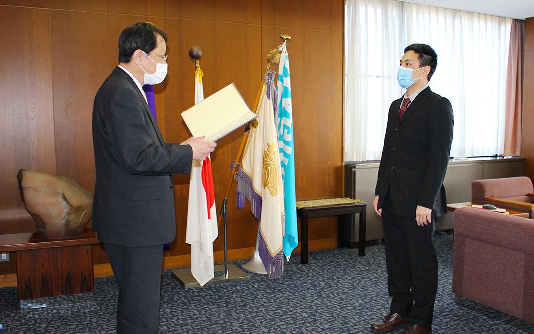 髙橋さんの学長表彰の様子