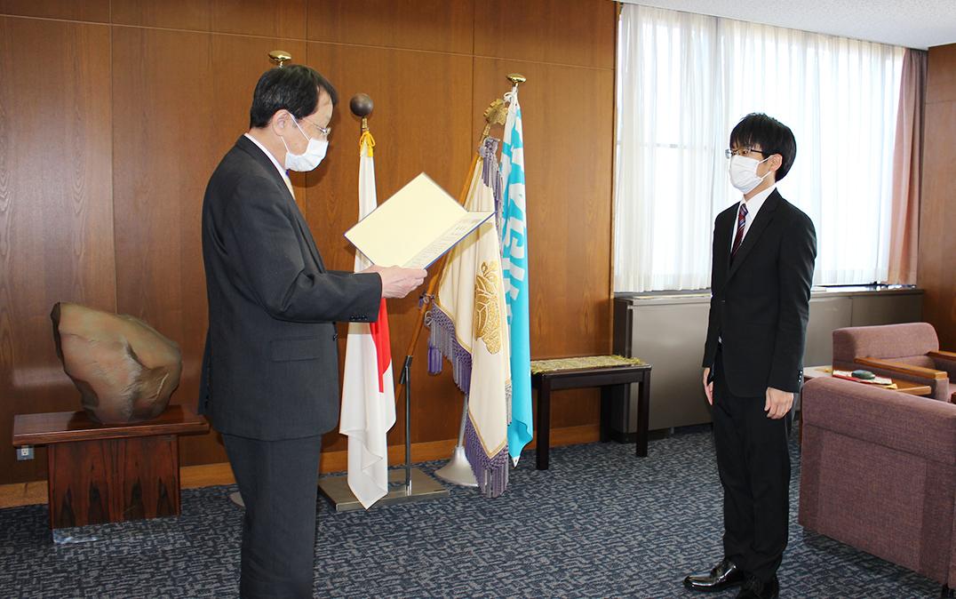 村田さんの学長表彰の様子