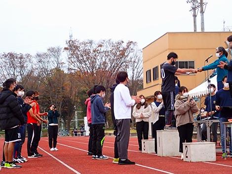 閉会式：白木 仁スポーツ・デー運営委員長による表彰の様子