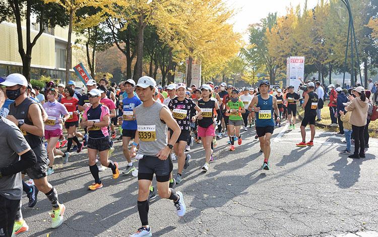 Runners just after the start