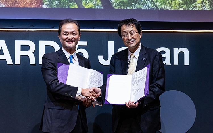 UiPath株式会社長谷川代表取締役CEO（左）と永田学長