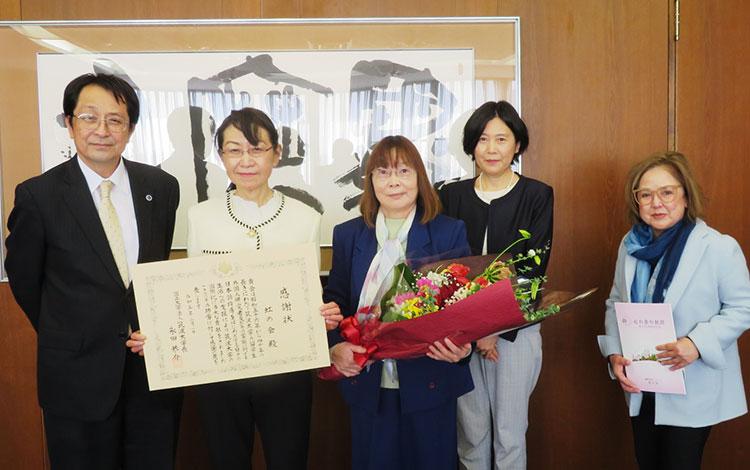 永田学長、虹の会市村代表、守屋代表補佐、鬼木代表補佐、ベントン副学長