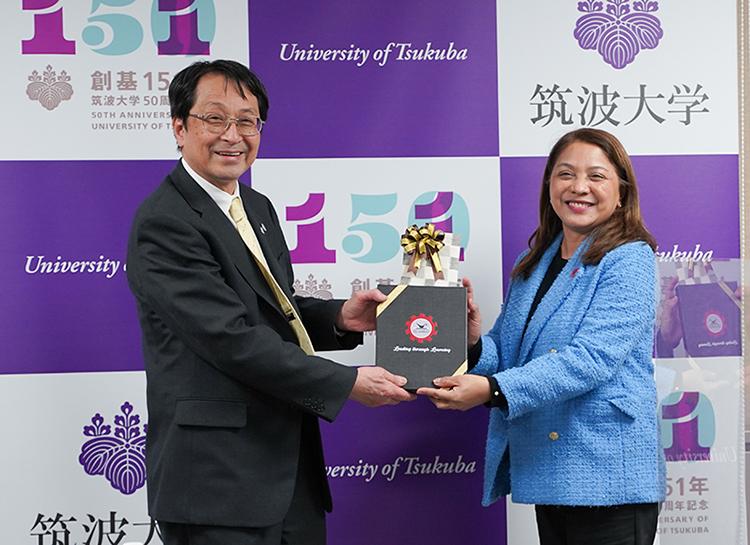 筑波大学永田学長（左）とエセルSEAMEO事務局長（右）