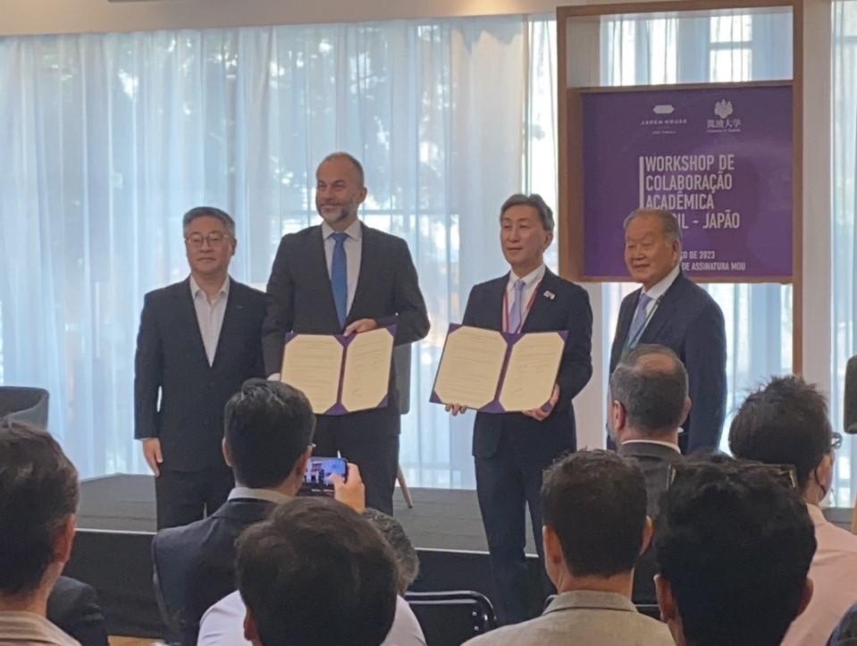 Japan Houseとの調印式の様子
左から: Claudio Kurita氏(Japan House企画運営長)、Eric Klug氏(Japan House 館長)、大根田修国際室長、石川レナト氏(ブラジル日本文化福祉協会会長)