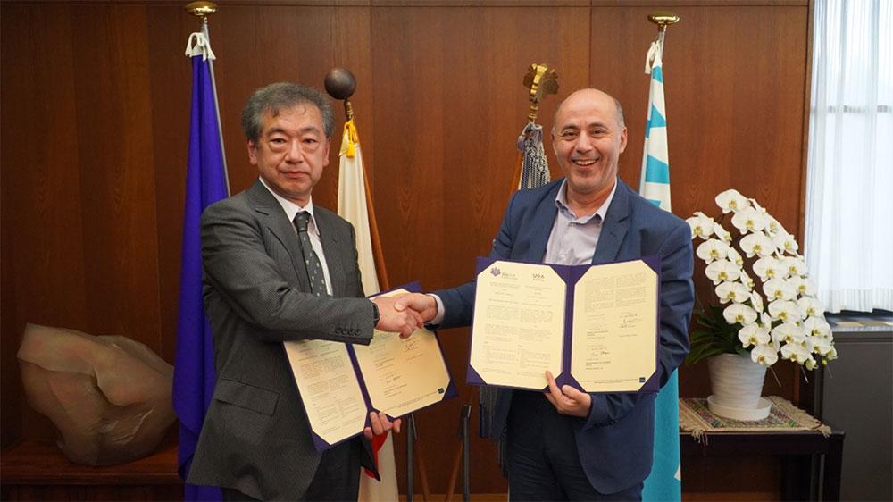 Prof. Yasuhiro Hatsugai, Dean of Degree program in Pure and Applied Sciences, and Prof. Yassine Lakhnech, President of Université Grenoble-Alpes, shake hands after signing the agreement.