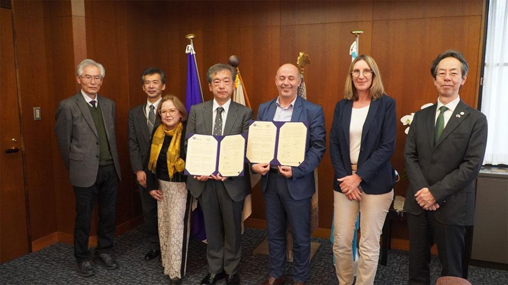 From left: Prof. Akimoto (Faculty of Pure and Applied Sciences),<br>Prof. Kuroda (Faculty of Pure and Applied Sciences),<br>Prof. Benton (Vice President), Prof. Hatsugai (Dean of Degree program in Pure and Applied Sciences),<br>Prof. Yassine Lakhnech(President of Université Grenoble-Alpes),<br>Prof. Karine Samuel (Vice President of Université Grenoble-Alpes),  Prof. Ikeda (Vice President)