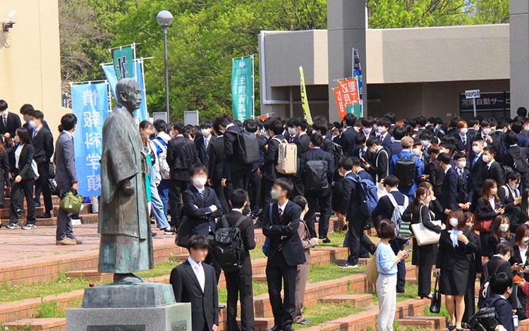 各学類の先輩学生が新入生を出迎え