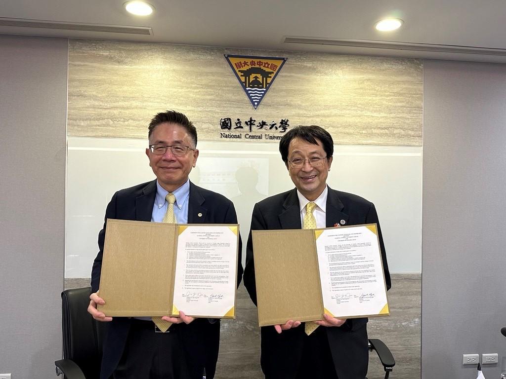 署名の様子　左から：周 景揚 国立中央大学長、永田 恭介 筑波大学長