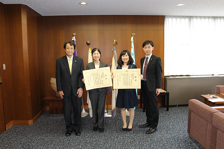 左から永田学長、原田教授、安久研究員、重田副学長