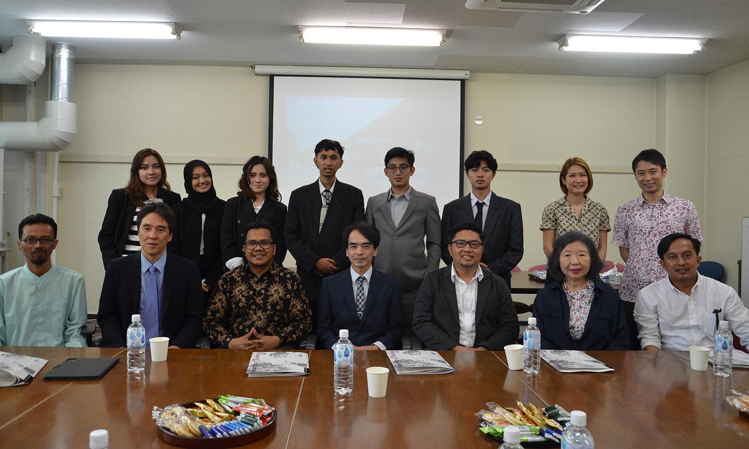 A group photo was taken after meeting with Prof. Kashiwagi, Dean of the College of International Studies.