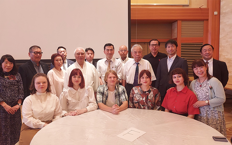 交流会を終えて(2列目左から4人目塙会長、5人目野村室長)