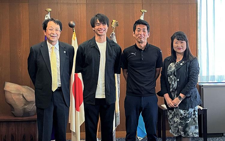 Courtesy meeting with the president, from the left: President NAGATA Kyosuke, Mr. MITOMA Kaoru, Prof. KOIDO Masaaki, Vice President NISHIO Chizuru (Planning, Evaluation and Public Relations)