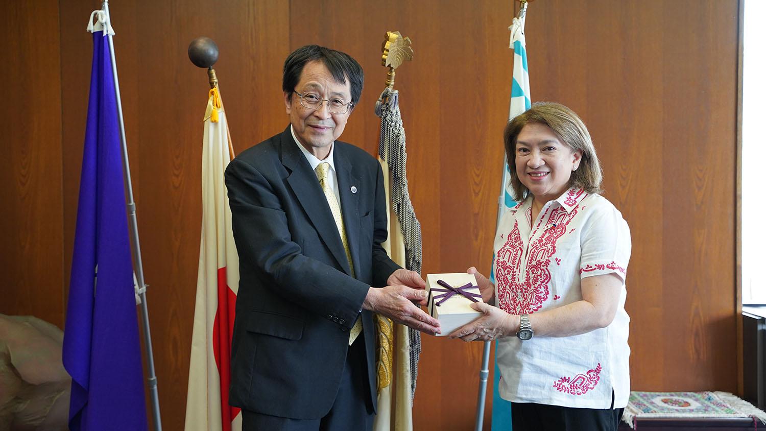 President NAGATA and Garcia-Albano, Philippine Ambassador to Japan