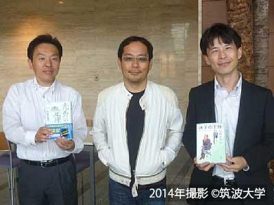 取材スタッフとの記念撮影に気さくに応じる垣根さん(中央)