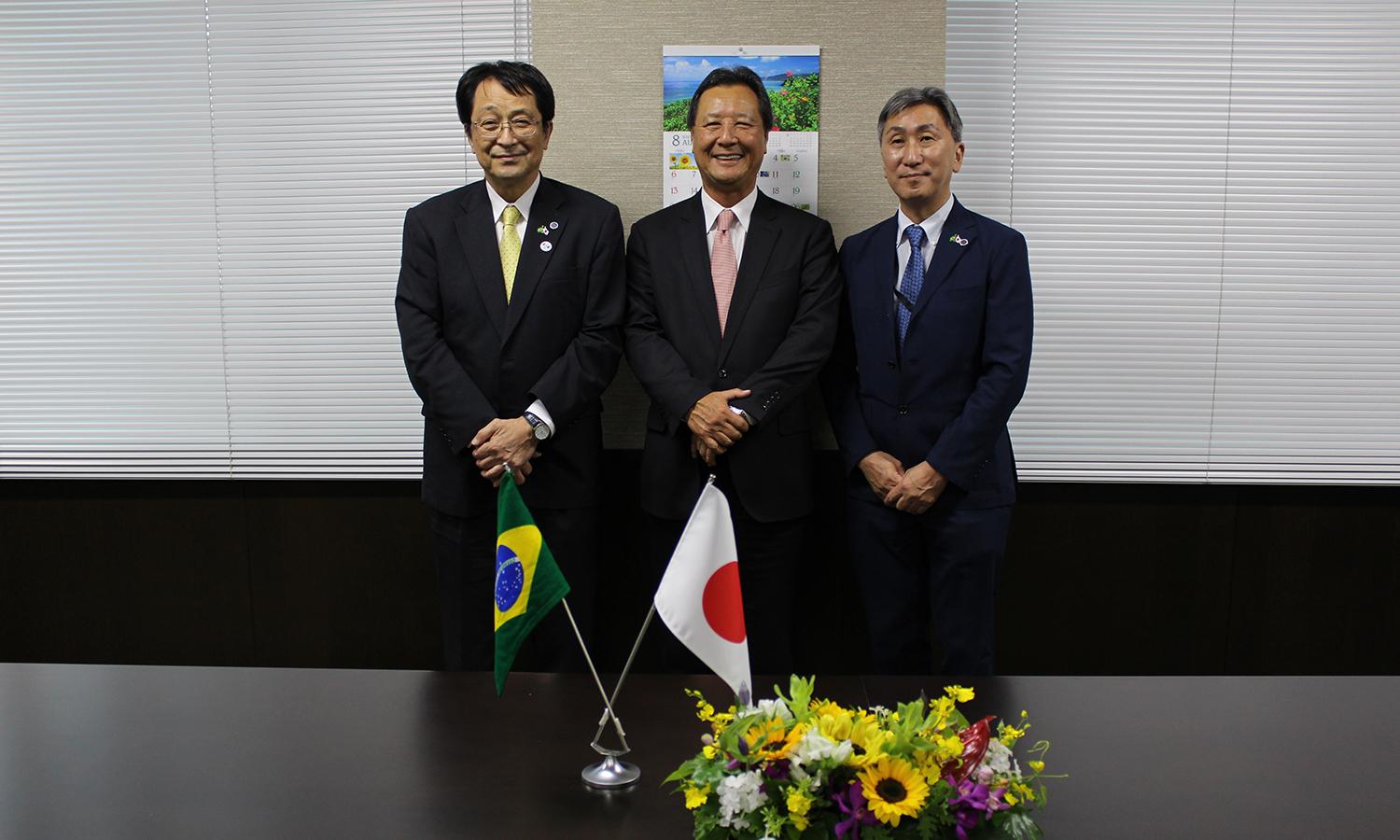 左から永田学長、西森議員、及び大根田大学執行役員