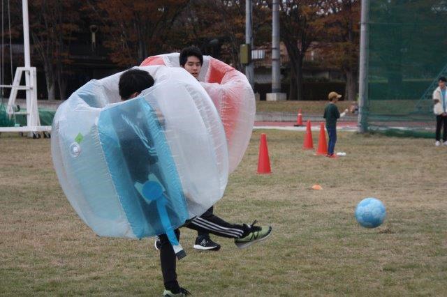 学生委員会企画　バブルサッカーの様子