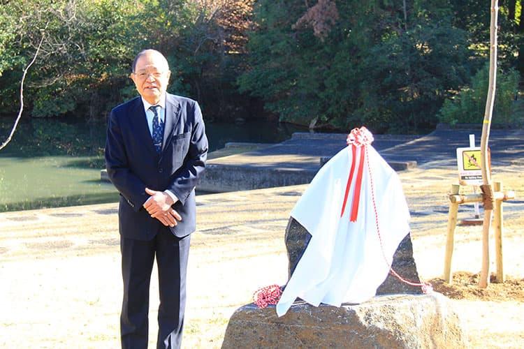 挨拶を述べる吉岡校友会副会長