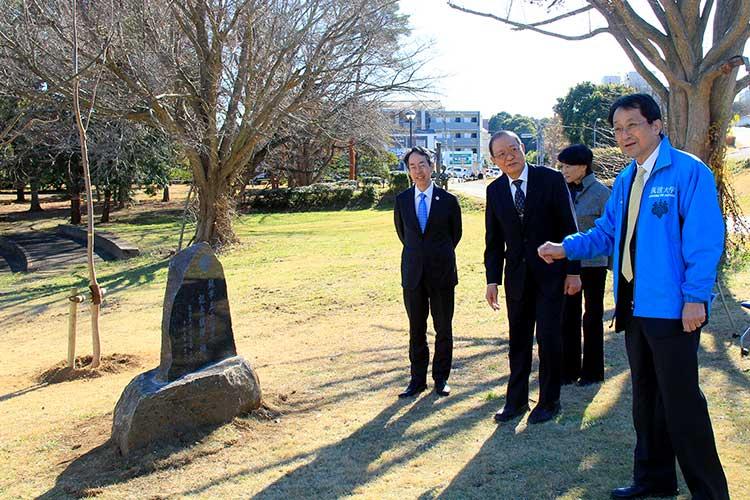 和やかに進行する除幕式