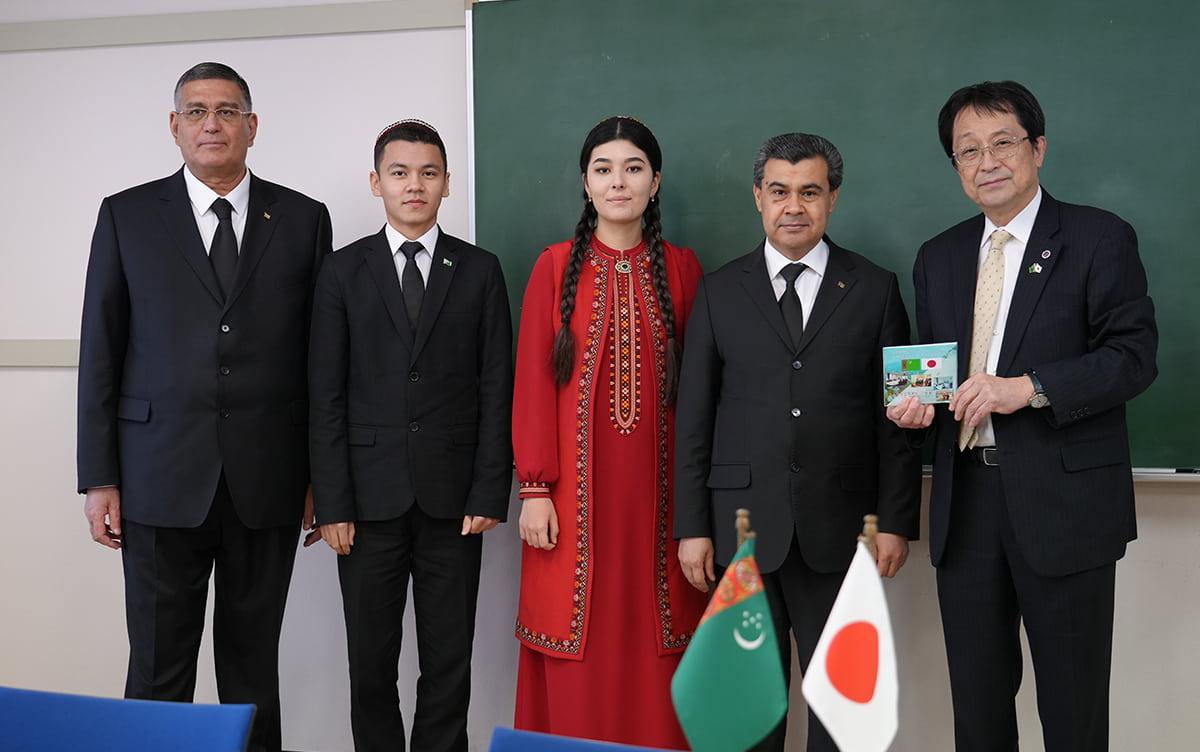 From left to right: Rector MEZILOV, Turkmen students, Rector GURBANGELDIYEV, and President NAGATA