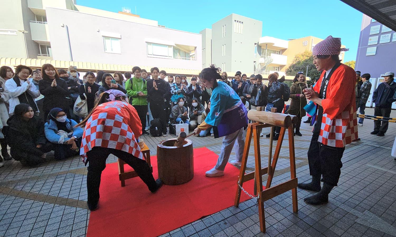 餅つき体験の様子