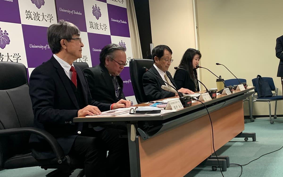会見の列席者：手前左から、櫻井教授、原病院長、永田学長、西尾広報担当副学長
