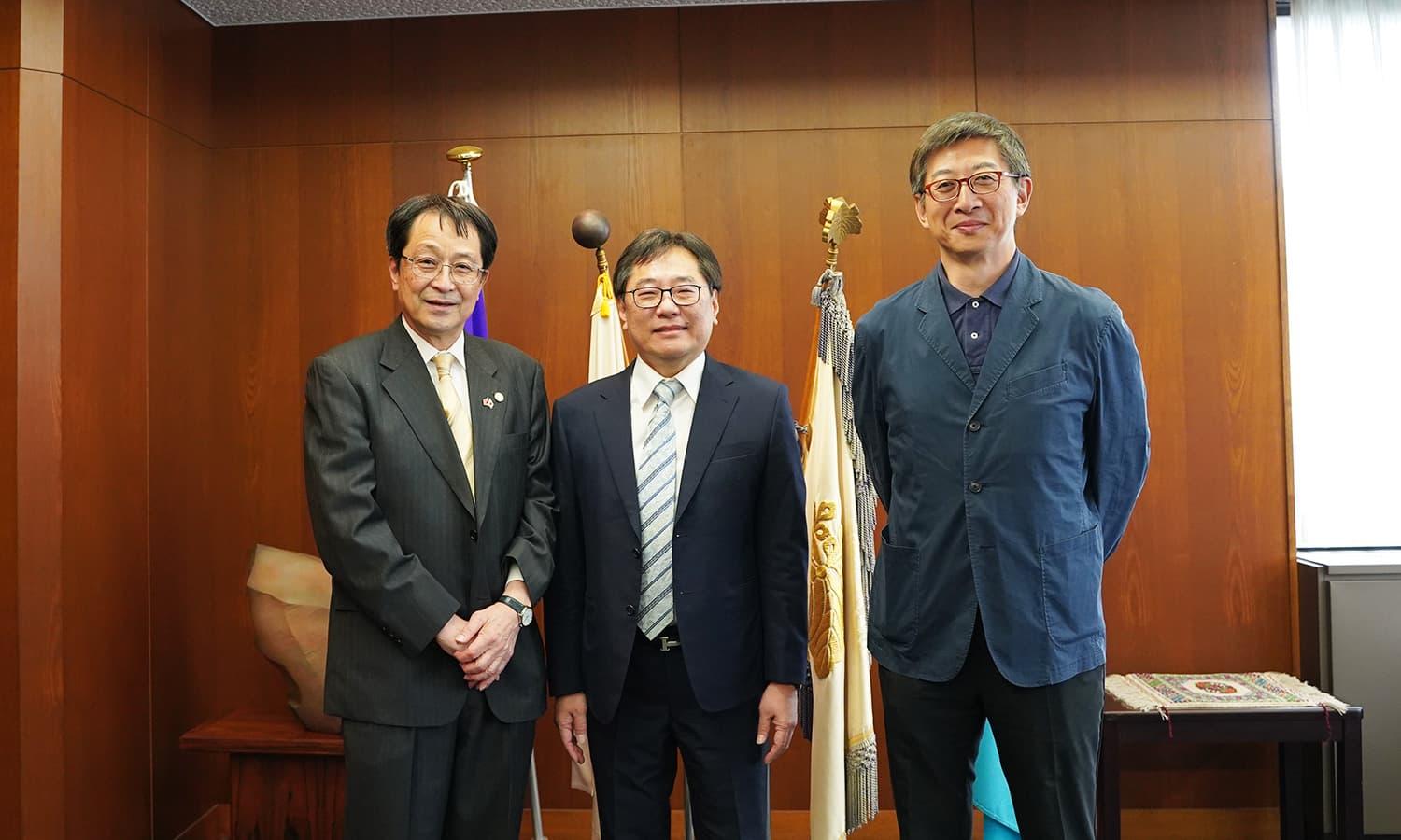 永田学長とYUAN社長、LEE教授