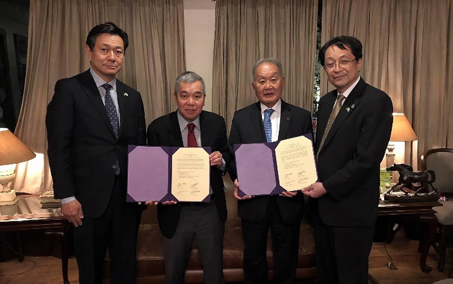 サンタクルス日本病院との署名式
右から、永田学長、石川代表執行役、西国理事長、小田副病院長