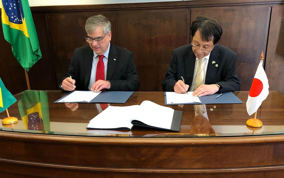 サンパウロ大学との署名式。右：永田学長、左：Carlotti学長