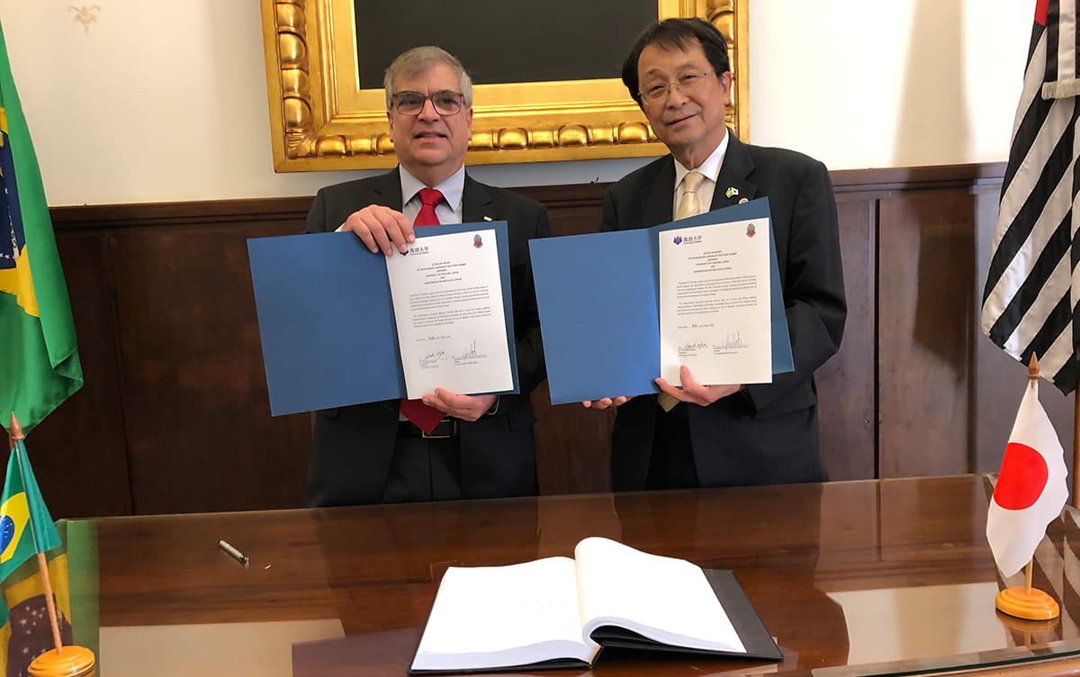 サンパウロ大学との署名式 右：永田学長、左：Carlotti学長