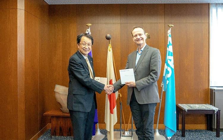 表敬訪問の様子の写真