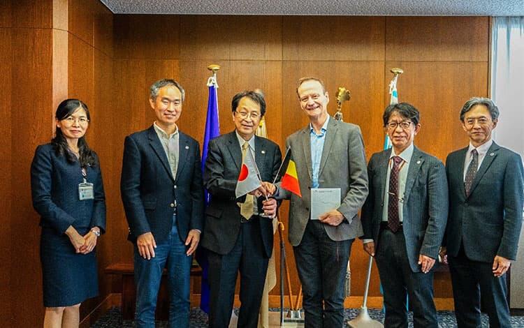 表敬訪問の集合写真