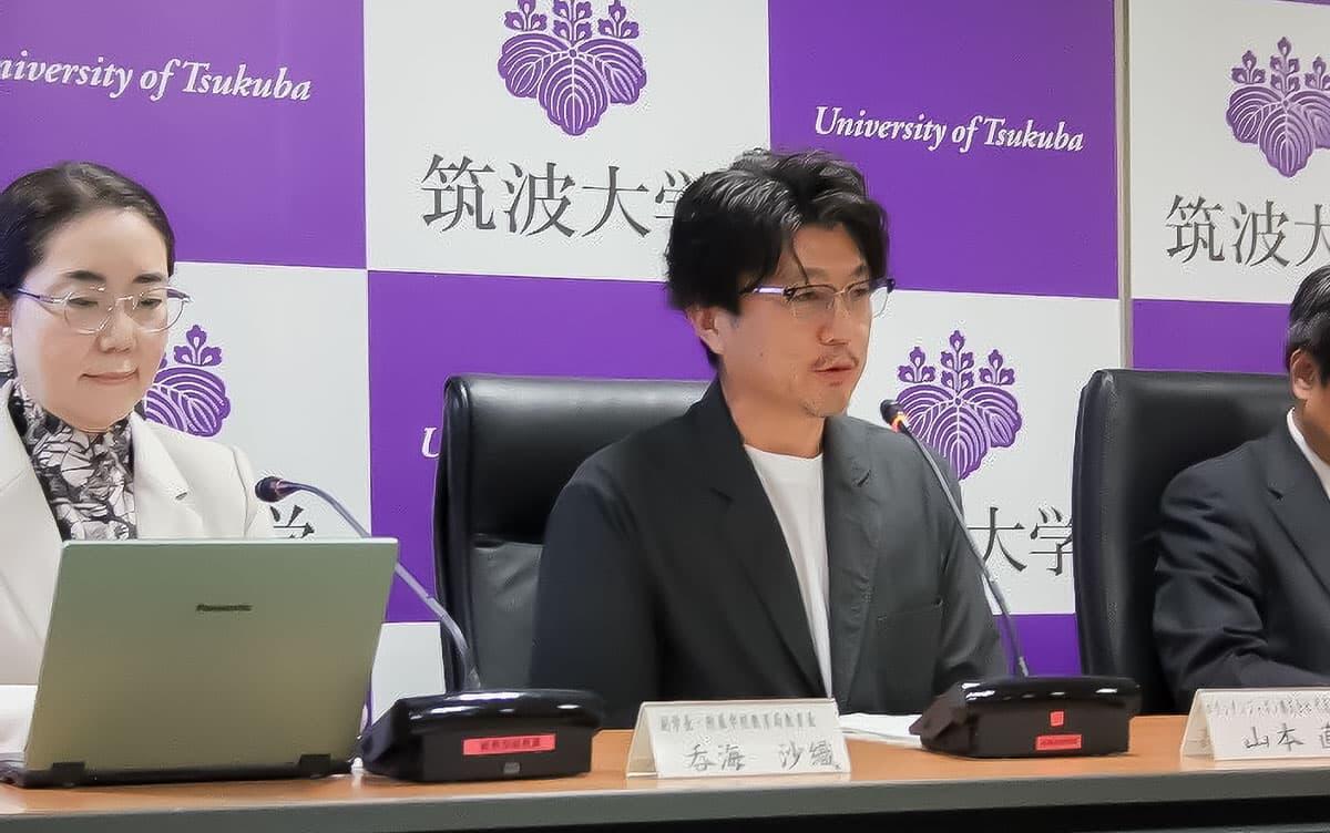 会見の様子の写真