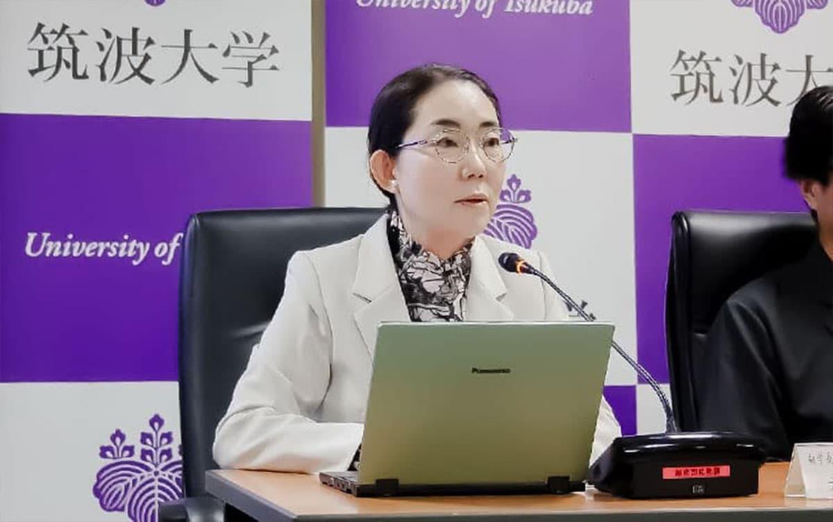 会見の様子の写真