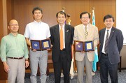 (左から)稲垣敏之副学長・和田洋教授・永田恭介学長・鬼沢武久教授・三明康郎副学長