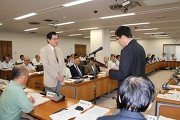 永田学長から表彰状及び記念品を受け取る鬼沢武久教授