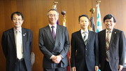 左から永田 恭介学長,小島 隆彦教授,堤 盛人教授,三明 康郎副学長