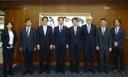 ((左から順に)数理物質系の植田暁子助教,数理物質系の初貝安弘教授,数理物質系の中村潤児教授,木越英夫副学長(研究担当),永田恭介学長,数理物質系の大塩寛紀教授,システム情報系の工藤博幸教授,システム情報系の櫻井鉄也教授)