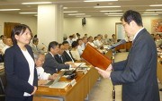 永田学長から表彰楯を受け取る植田助教