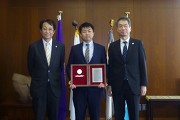 (左から順に)永田学長,林洋平助教,木越英夫副学長(研究担当)
