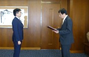 永田学長から表彰楯を受け取る林洋平助教