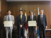((左から)システム情報系の山本幹雄教授・永田恭介学長・青木三郎教授・木越英夫副学長(研究担当))