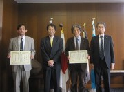 （（左から）システム情報系の山本幹雄教授・永田恭介学長・青木三郎教授・木越英夫副学長（研究担当））