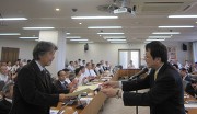 (永田学長から表彰状を受け取る青木三郎教授)
