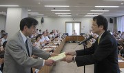 (永田学長から表彰状を受け取る山本幹雄教授)